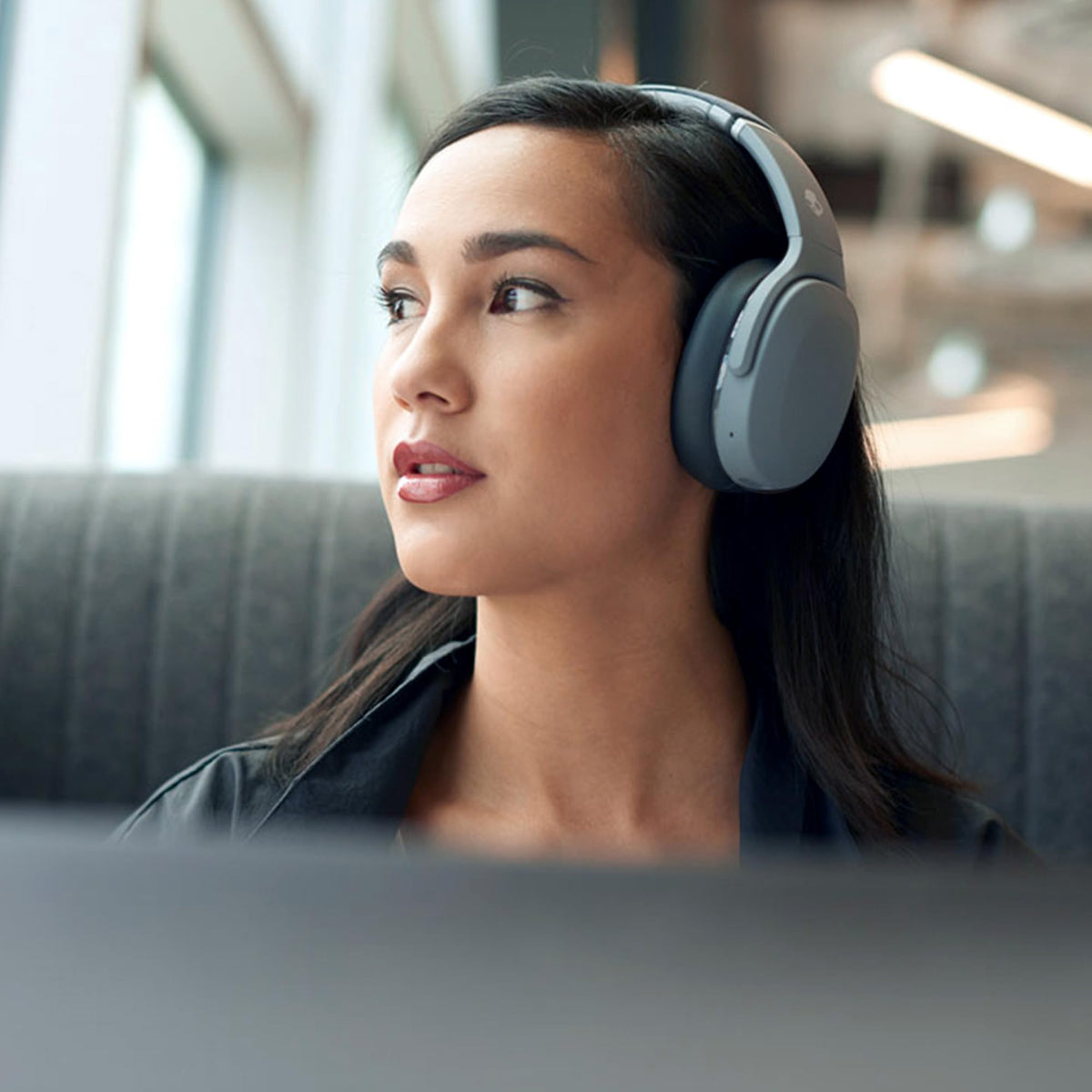 Crusher Evo dual 40mm drivers deliver crisp highs and deep bass for music and films.