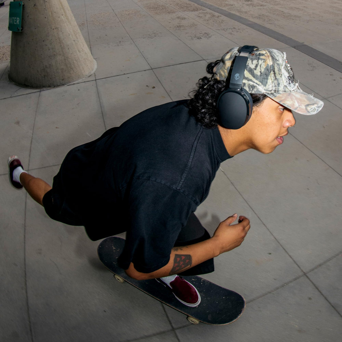 Skullcandy Hesh ANC built-in mic and controls simplify calls and track skipping.