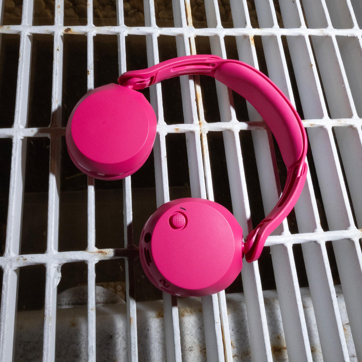 Skullcandy Icon 180 headband adjustment detail showing customizable secure fit
