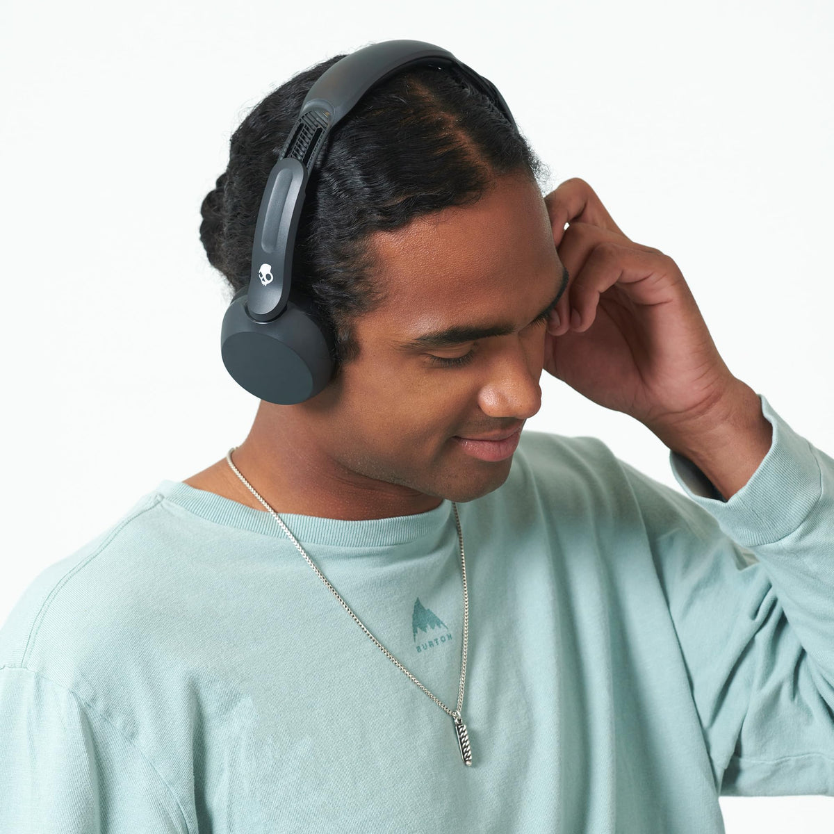 Skullcandy Icon 180 earcup controls demonstrating in-line playback and call convenience