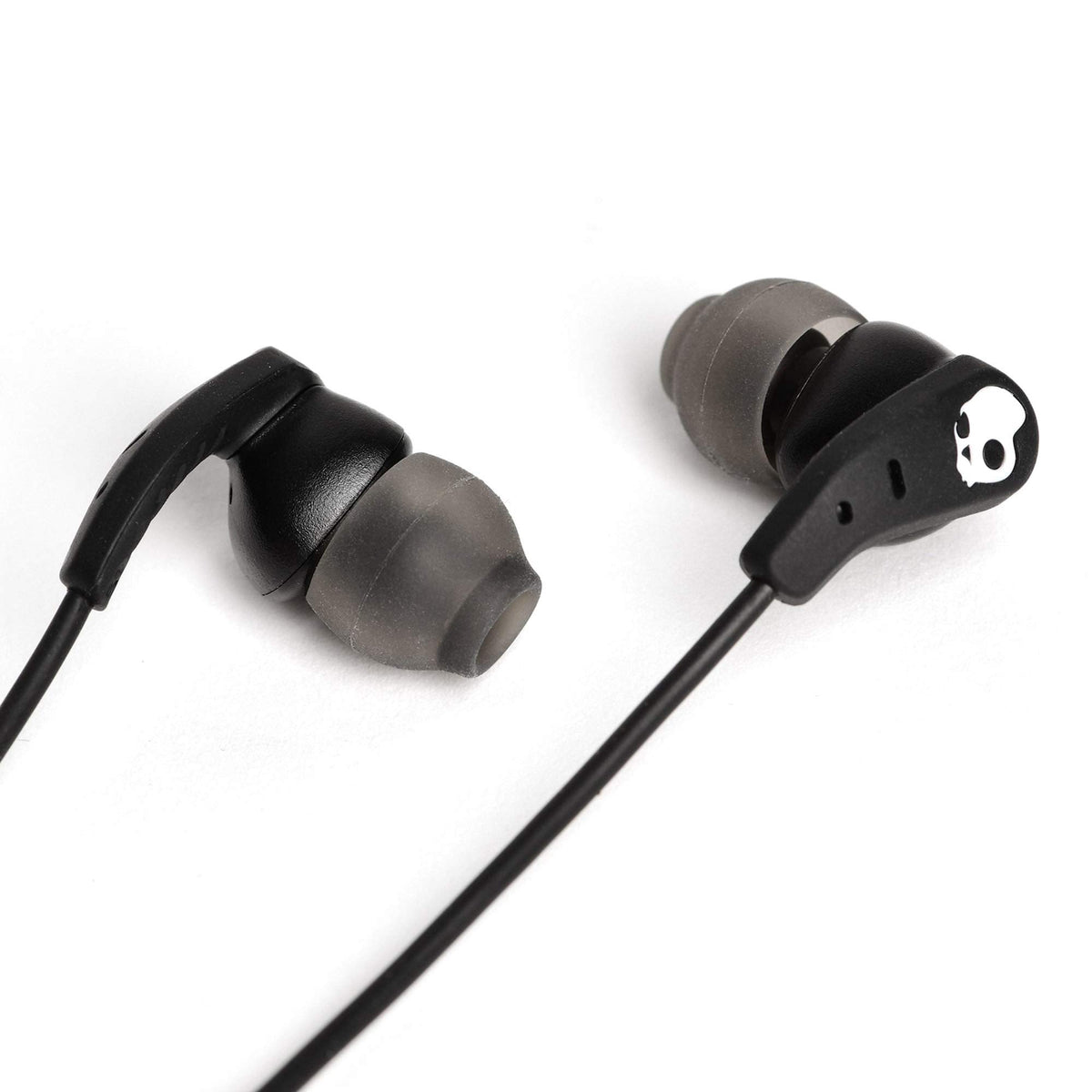 Skullcandy Set Lightning mic-controls action highlights easy calls and track change.