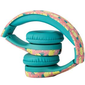 Snug Play+ headphones sharing port demonstrates daisy-chain capability for multiple children.