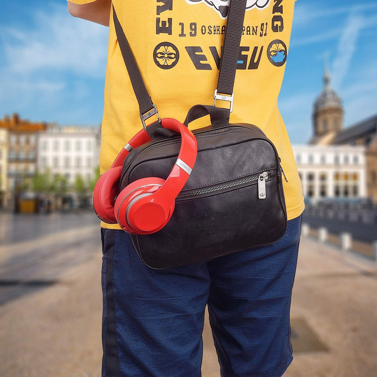 SoloWIT added-thickness ear pads boost comfort and noise isolation during long listening.