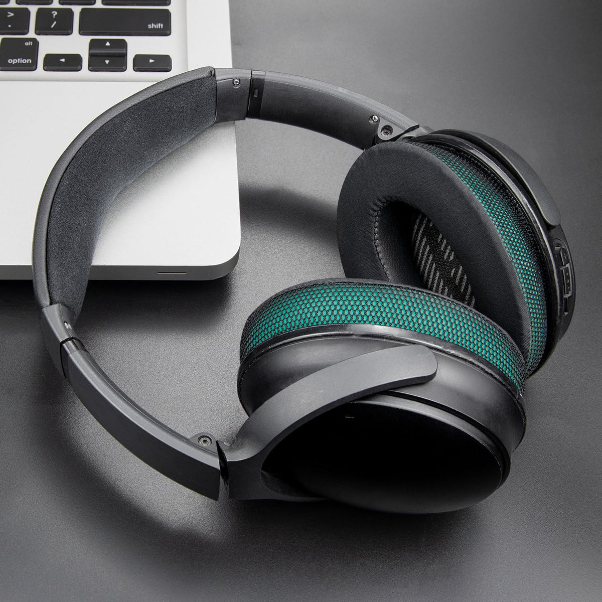 SoloWIT QC35 ice silk fabric close-up shows cooling-gel layer for moisture control.