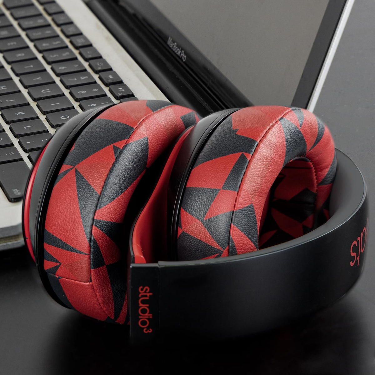 SoloWIT noise isolation cushions enhance immersion during tracks.