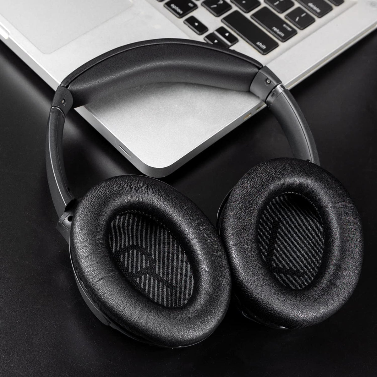 SoloWIT noise isolation foam enhances listening privacy and immersion.