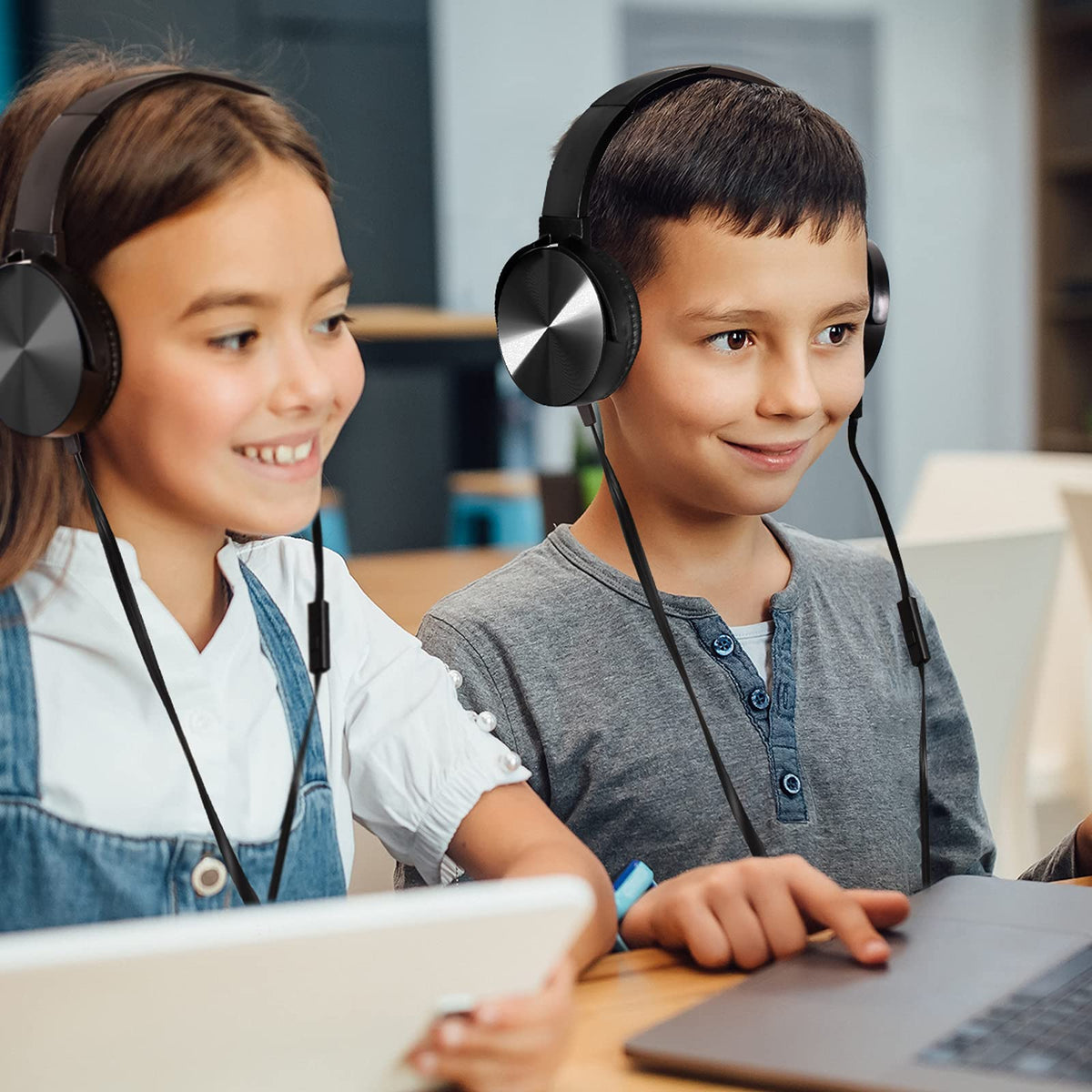 Sonitum headset used in classroom illustrating reliable audio for lessons
