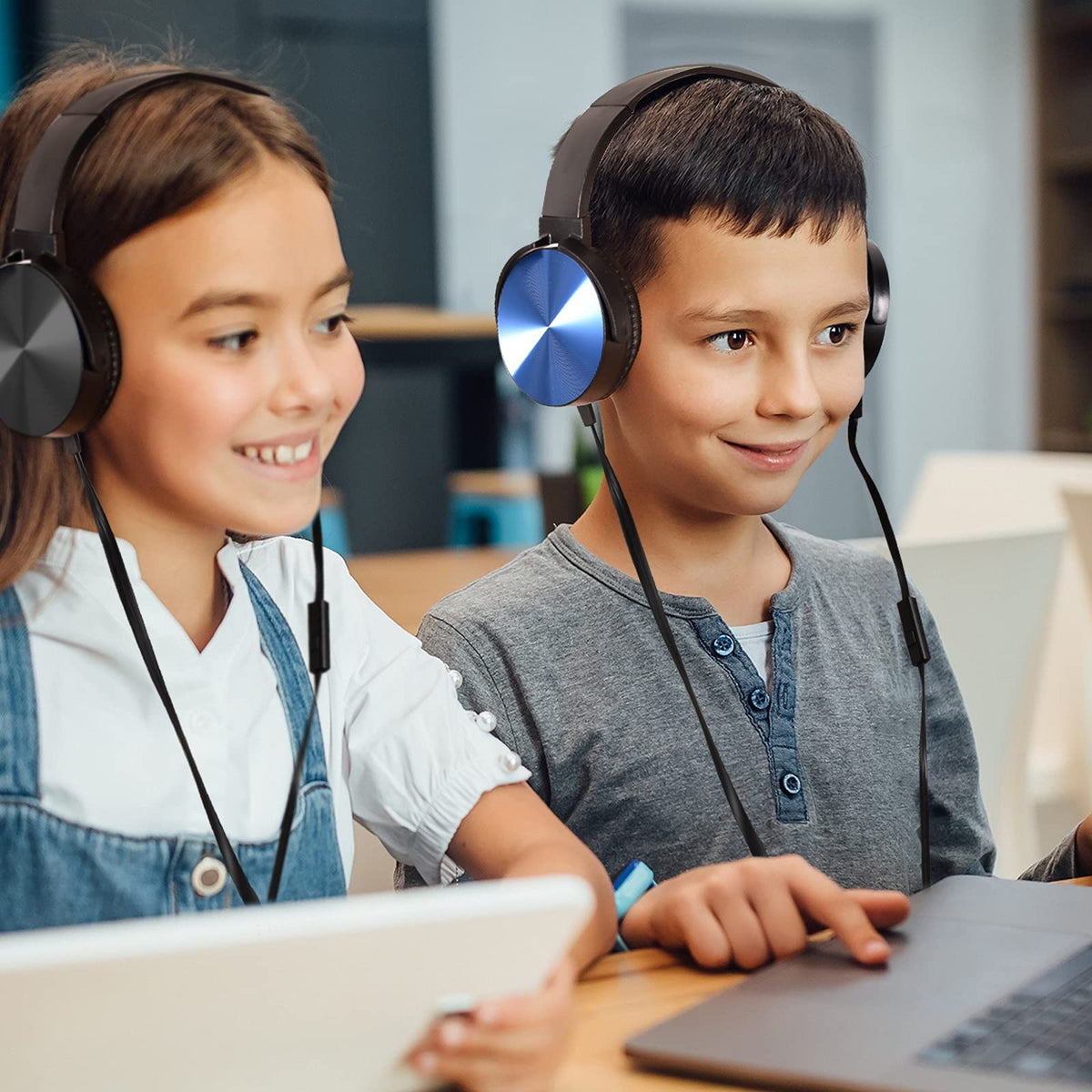 Sonitum lightweight, adjustable headband suits kids and adults.