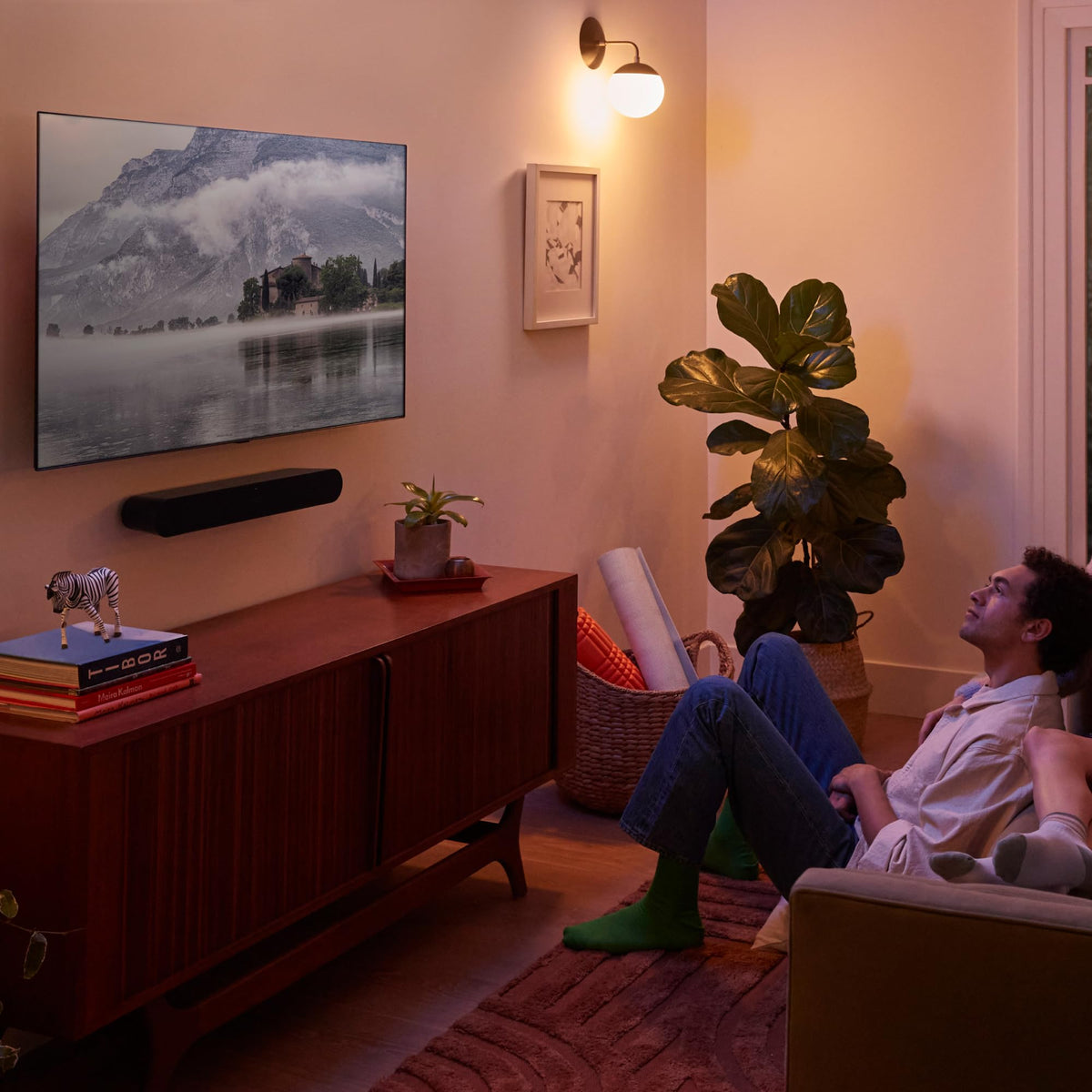 Sonos Ray gaming and music in compact form for versatile entertainment.