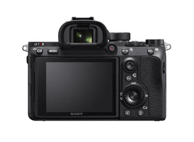 Sony A7R III hybrid AF with 399 phase-detect points for reliable tracking.
