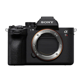 Sony Alpha 7R V 10fps with continuous AF/AE tracking captures fast action clearly.