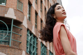 Sony FE 28-60mm lens side view highlights ultra-compact size for full-frame and APS-C setups.