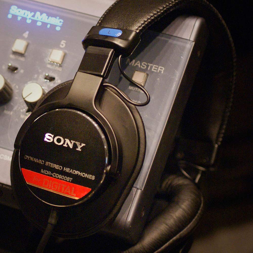 Sony MDR-CD900ST closed dynamic 40mm driver delivers detailed highs.
