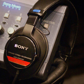 Sony MDR-CD900ST closed dynamic 40mm driver delivers detailed highs.