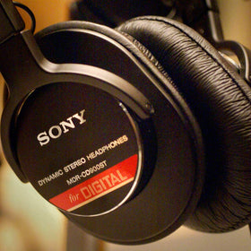 Sony MDR-CD900ST wired 2.5m cable enables flexible in-studio setup.