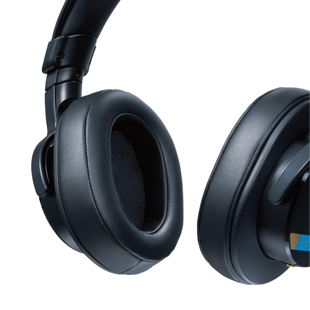 Sony MDR-M1 detachable cables for versatile setup.