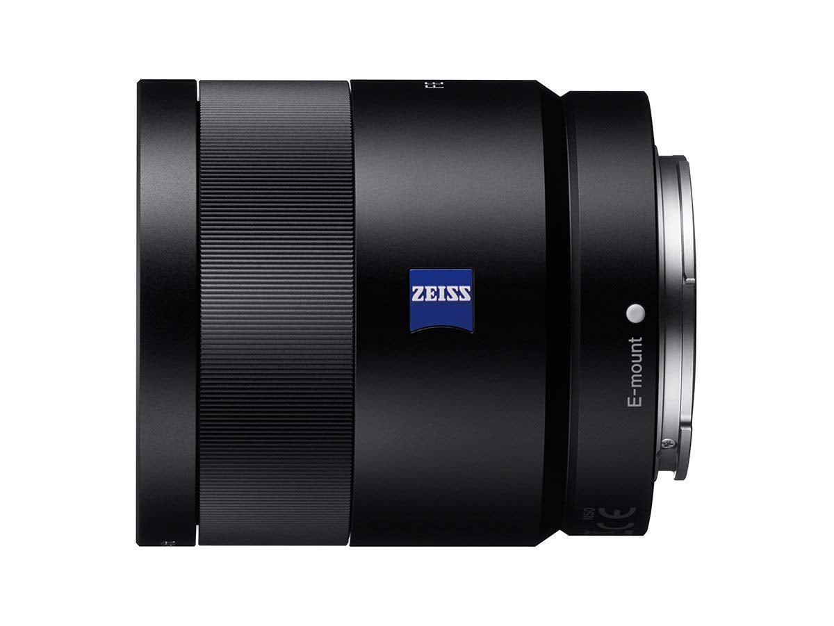 Sony SEL55F18Z front view highlights a lightweight design ideal for travel.