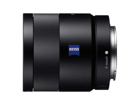 Sony SEL55F18Z front view highlights a lightweight design ideal for travel.