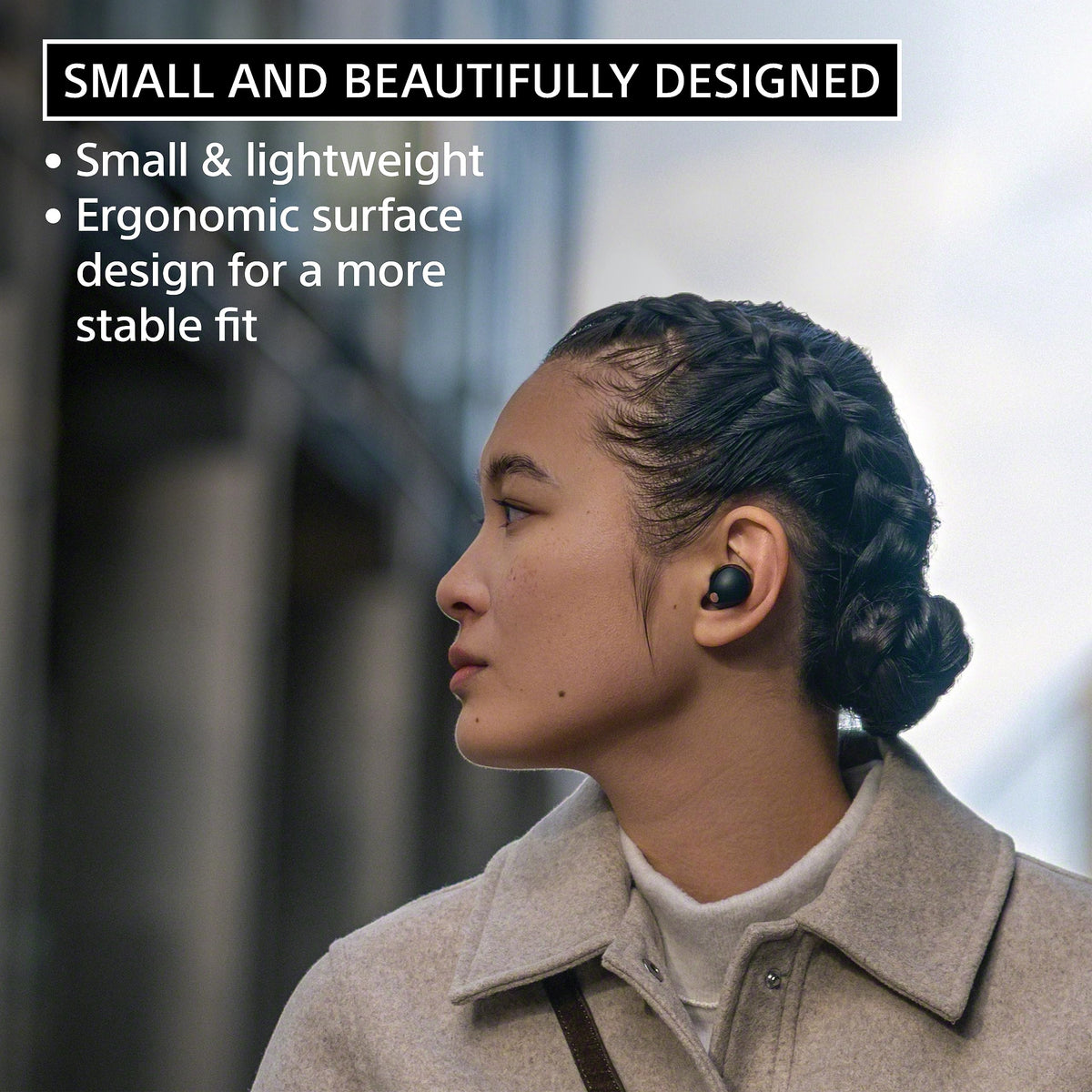 The Sony WF-1000XM5 charging-case-closeup underlines fast top-up in minutes.