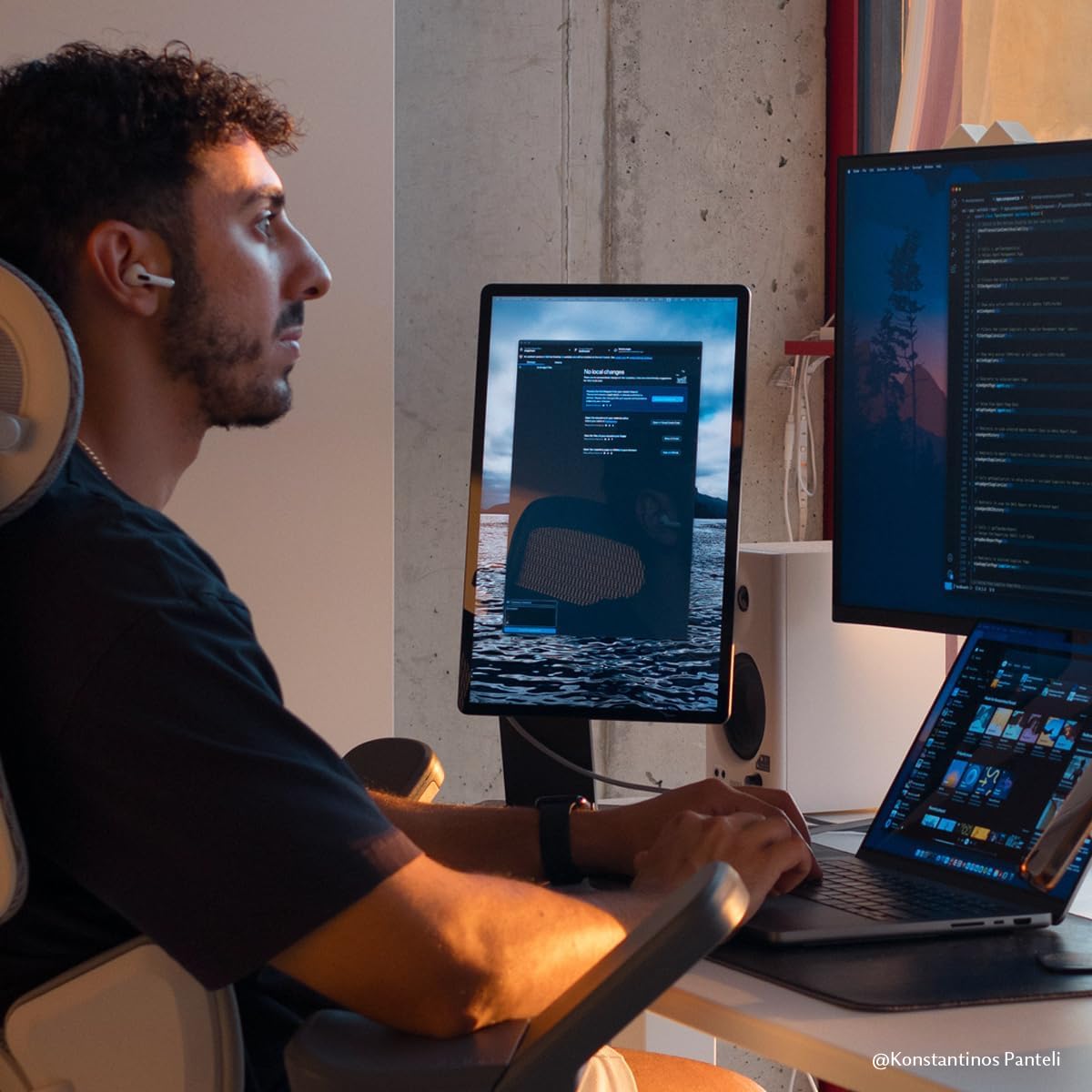 SOTSU FlipAction Pro 16 Gen-2 MST daisy chain enables multi-monitor setups.