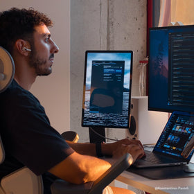 SOTSU FlipAction Pro 16 Gen-2 MST daisy chain enables multi-monitor setups.