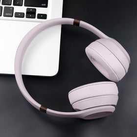 SOULWIT lifestyle image of commute use showing comfort and noise reduction benefit