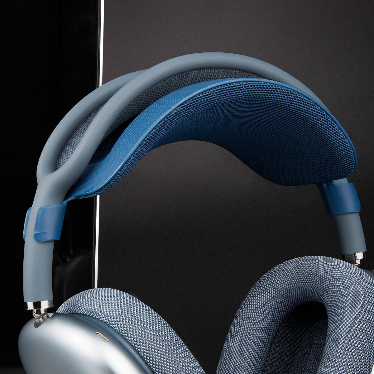 SOULWIT easy installation guide simplifies fitting your AirPods Max.