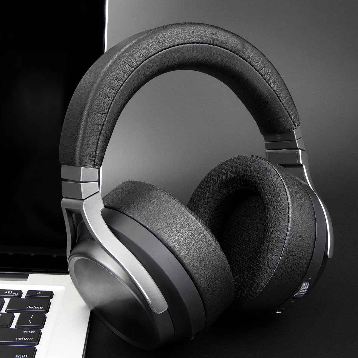 Durable stitching on SOULWIT headband pad for Virtuoso XT SE ensures lasting use.