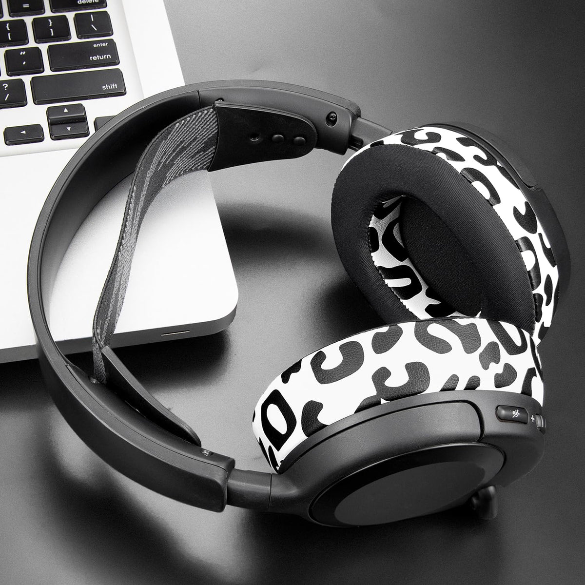 Ice Silk fabric and cooling gel visible on earpads for breathable comfort.