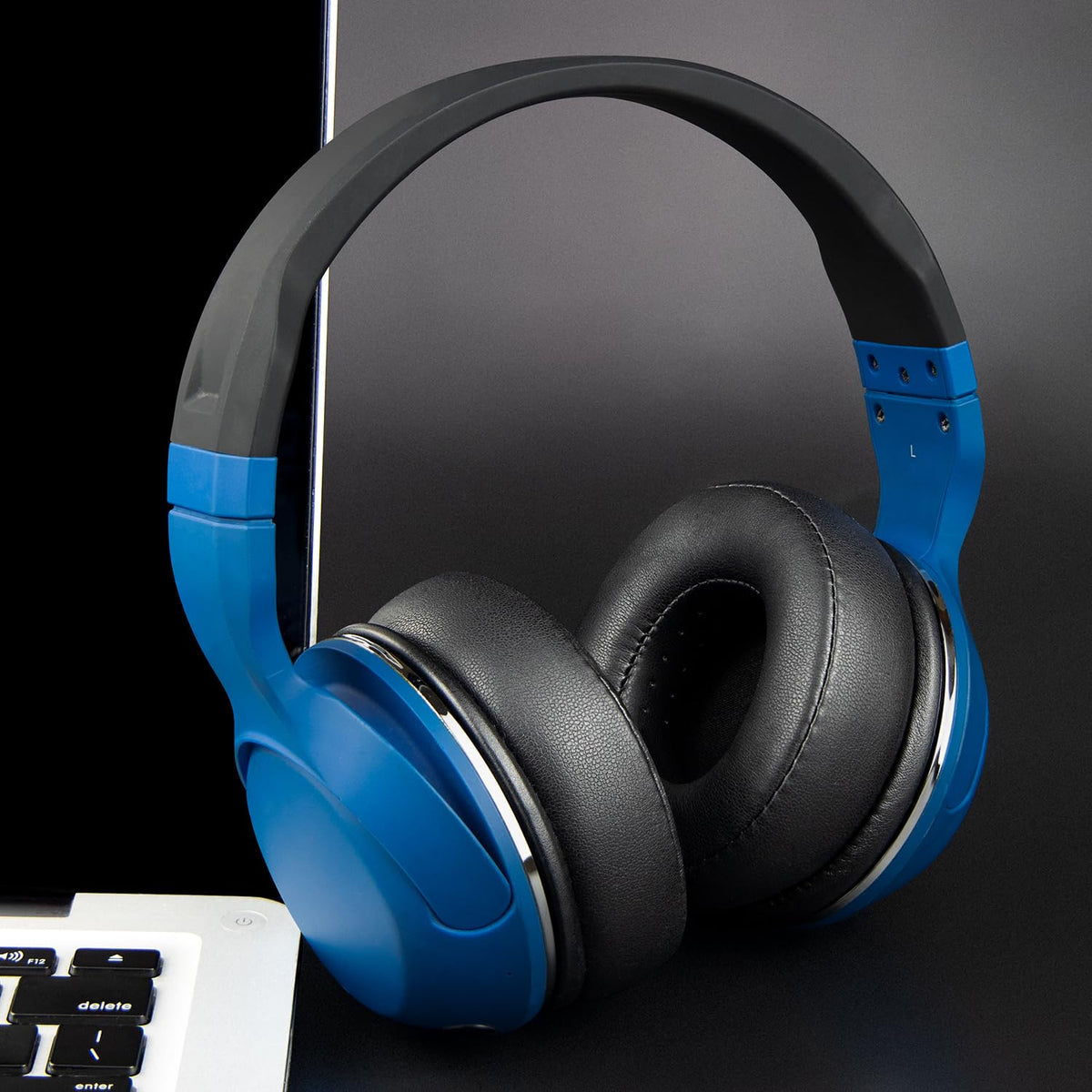 SOULWIT lifestyle image of commuter wearing pads offering noise isolation benefit