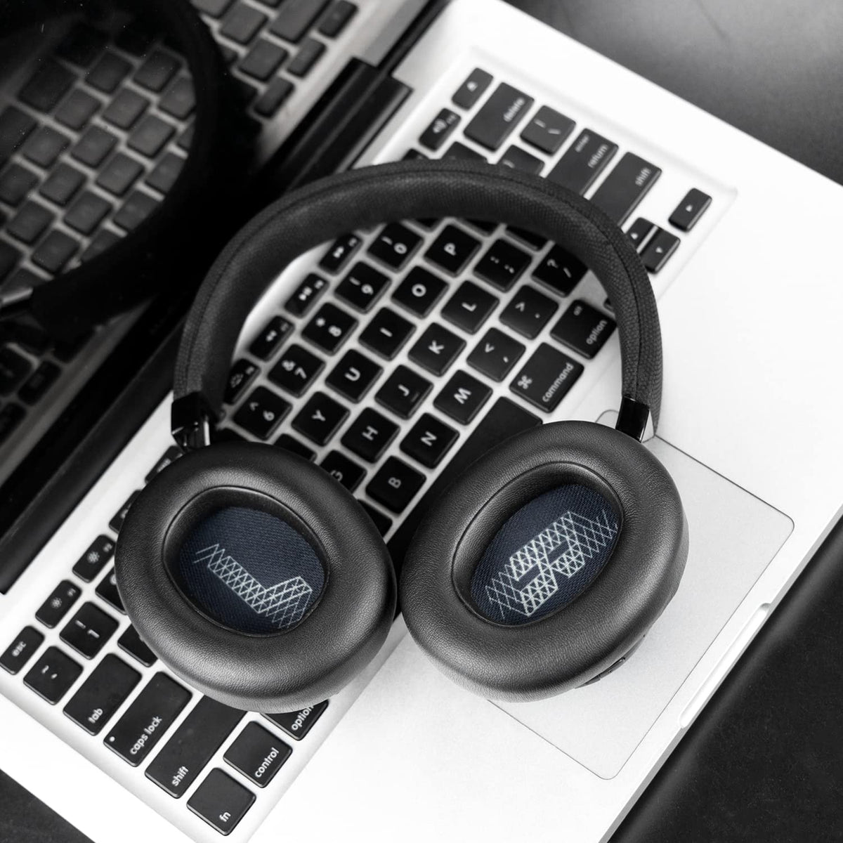 SOULWIT Live770NC earpads foam detail emphasizing sound isolation potential