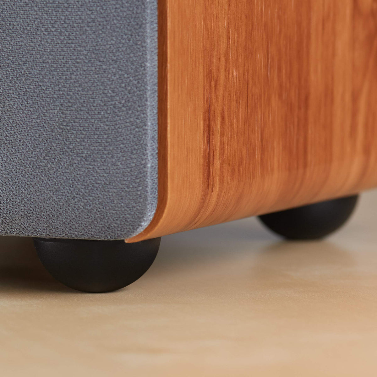 Sound Addicted Subble compact feet placed under a monitor for stable playback.