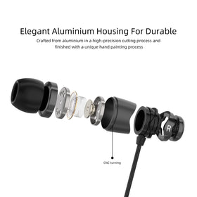 SoundMAGIC silver-plated copper cable and 3.5mm right-angle jack showing reliable connection