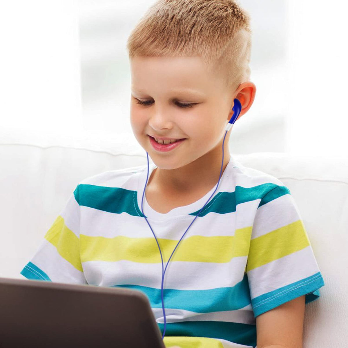 SP SOUNDPRETTY earbuds in use by students in classroom showing clear audio learning benefit