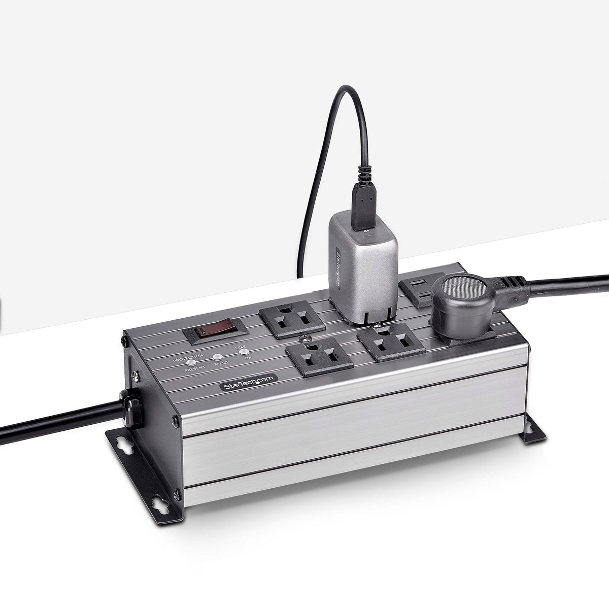 StarTech power strip LEDs indicate Protection Present and Line OK