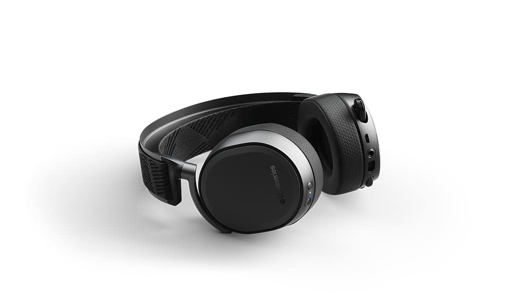 SteelSeries Arctis Pro Wireless dual-wireless base demonstrates seamless 2.4G and Bluetooth use.