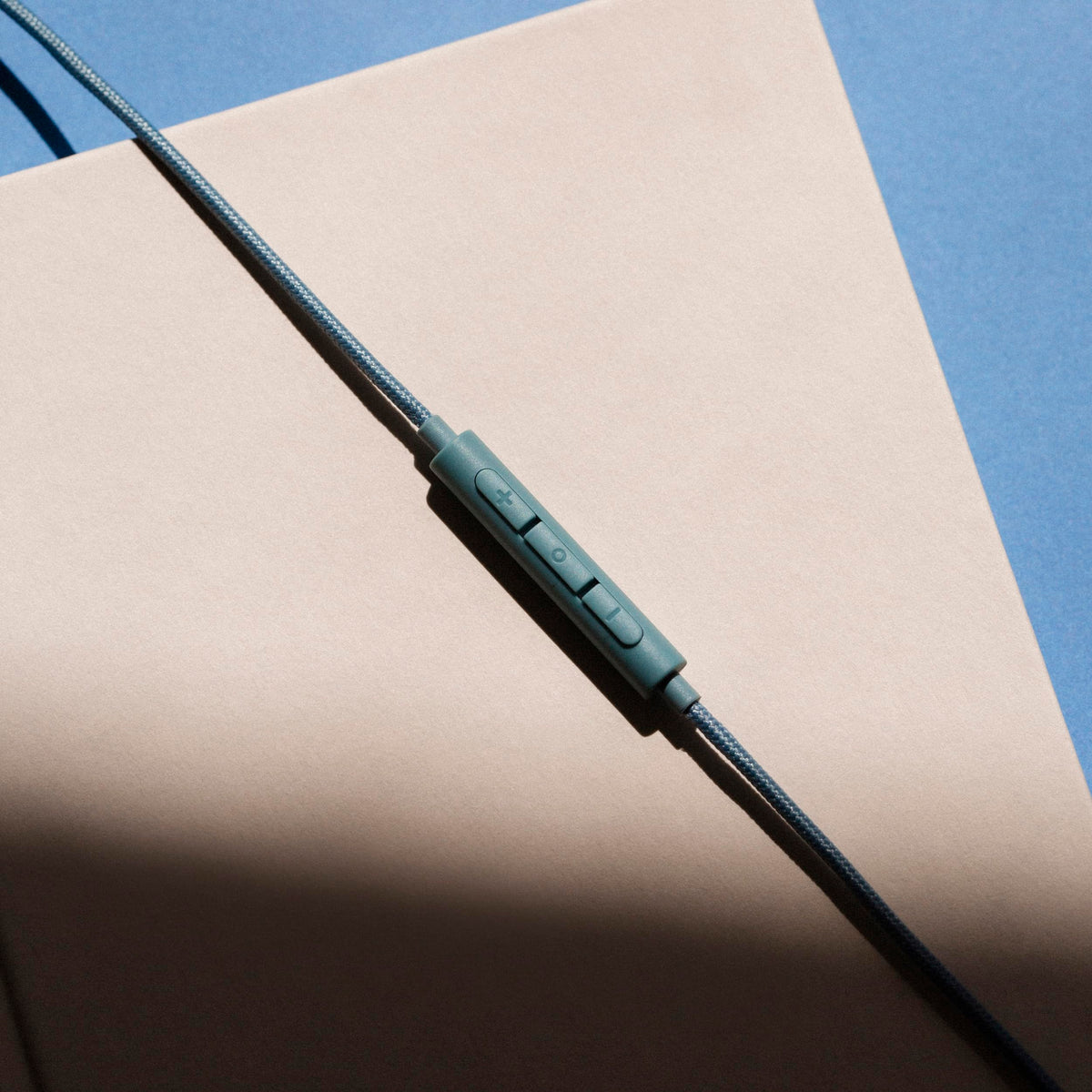 Sudio V3 Essential built-in microphone enhances calls and online meetings