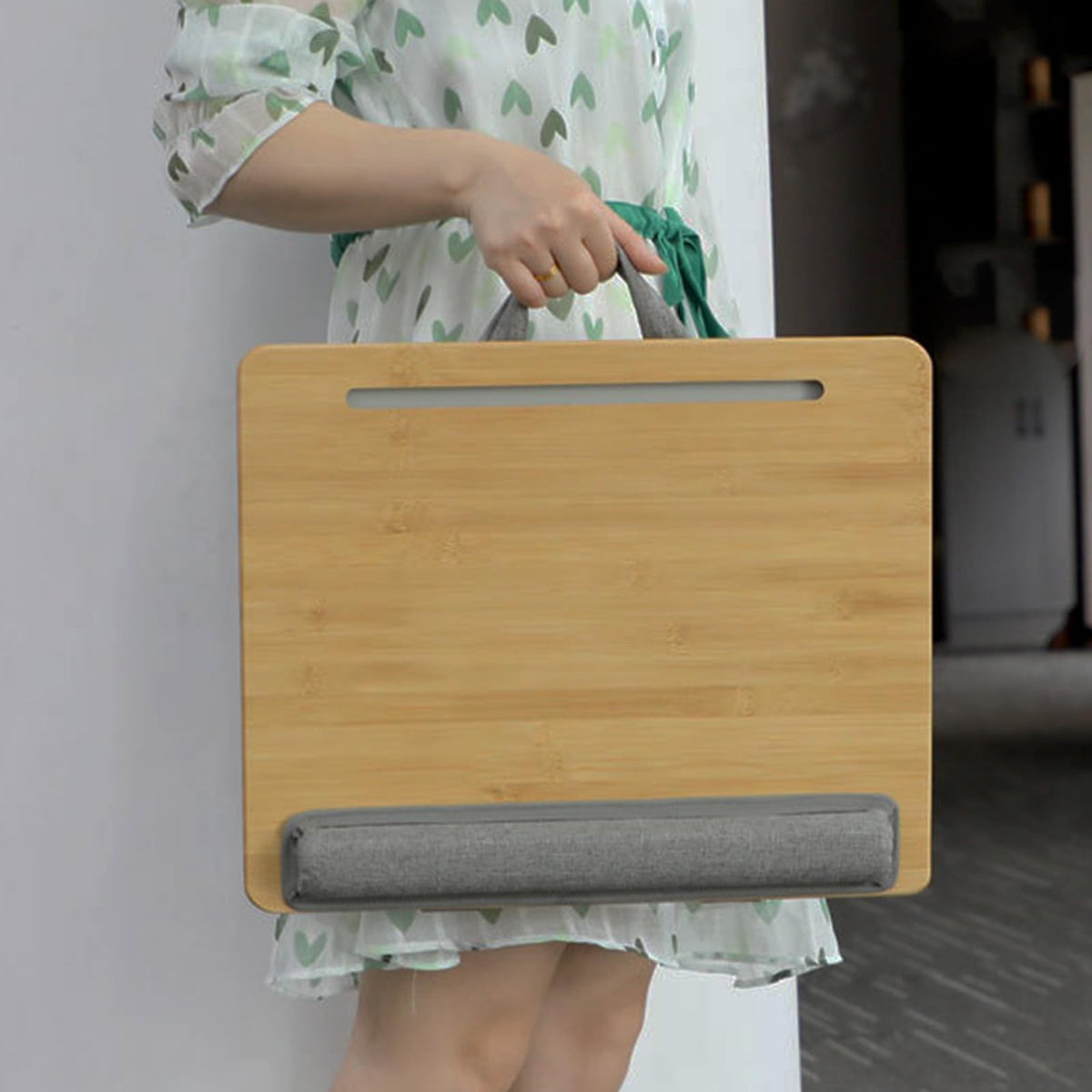 SUMISKY phone slot detail keeping smartphone upright for multitasking convenience