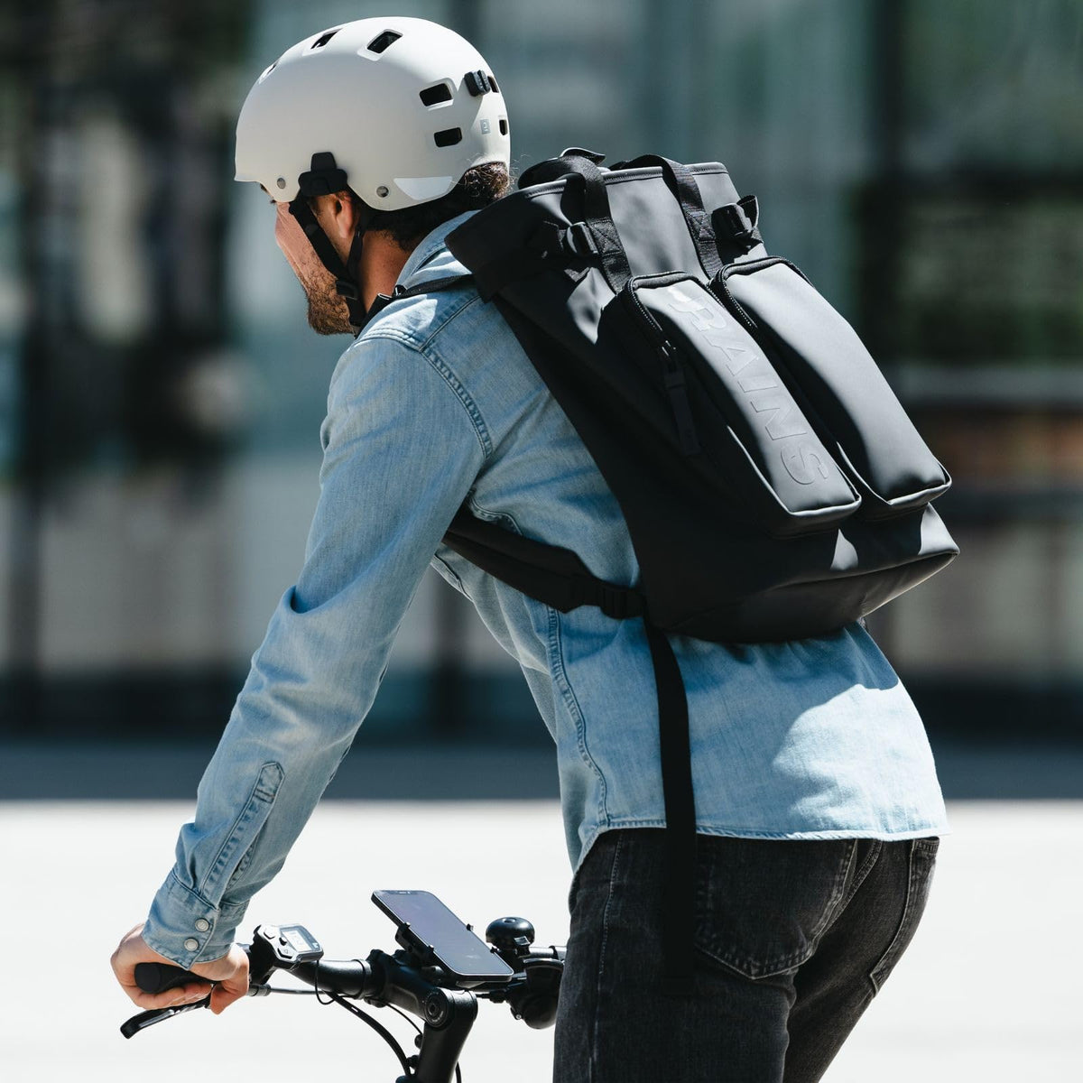 Supertooth Roamee offers up to 8 hours of talk and music on a single charge