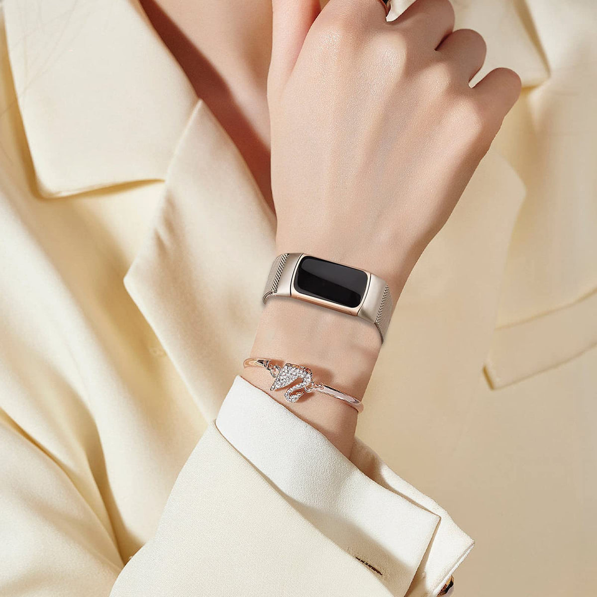 Surundo band supports outdoor activities like hiking and cycling with secure, stylish appeal.