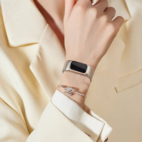 Surundo band supports outdoor activities like hiking and cycling with secure, stylish appeal.