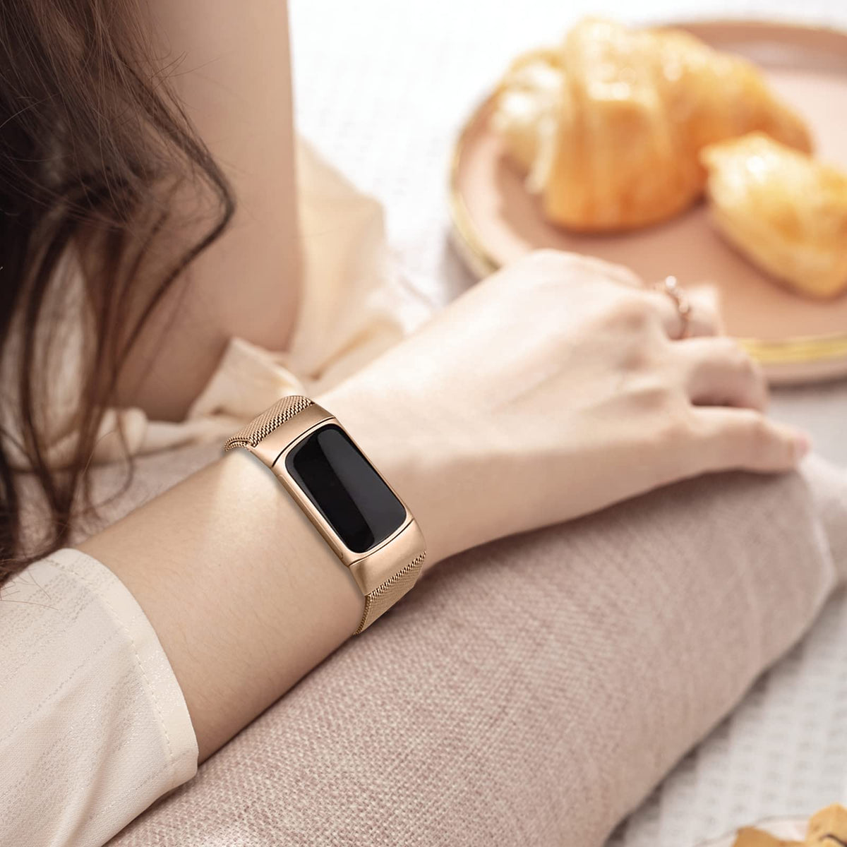 Surundo breathable mesh band keeps skin dry during workouts.