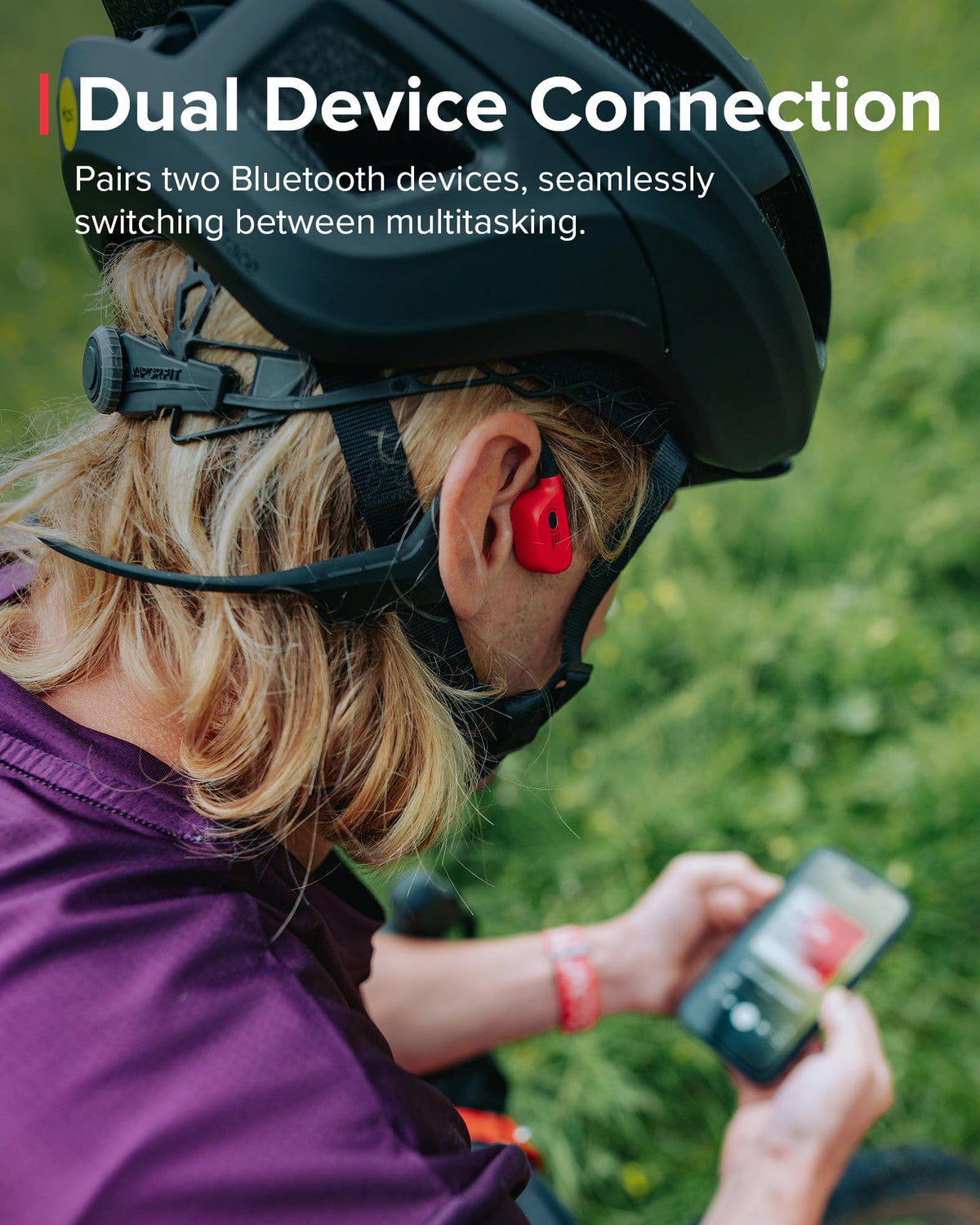 SUUNTO Wing open-ear fit keeps ears open to ambient sounds while listening.
