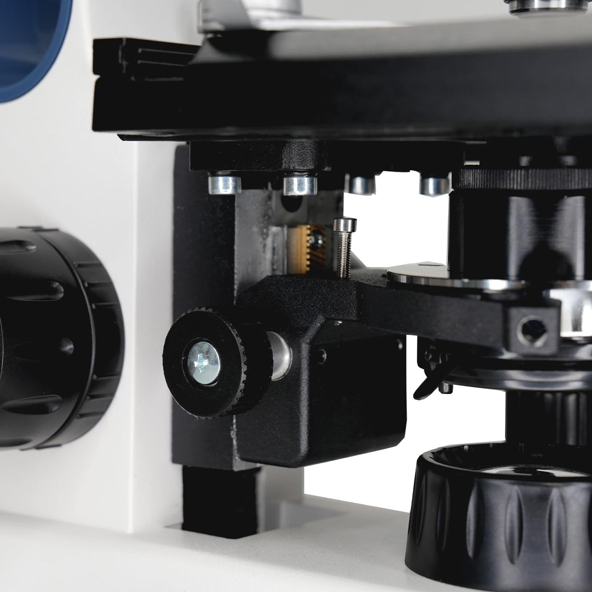 Swift SW400 four wide-band objectives deliver high contrast and resolution.