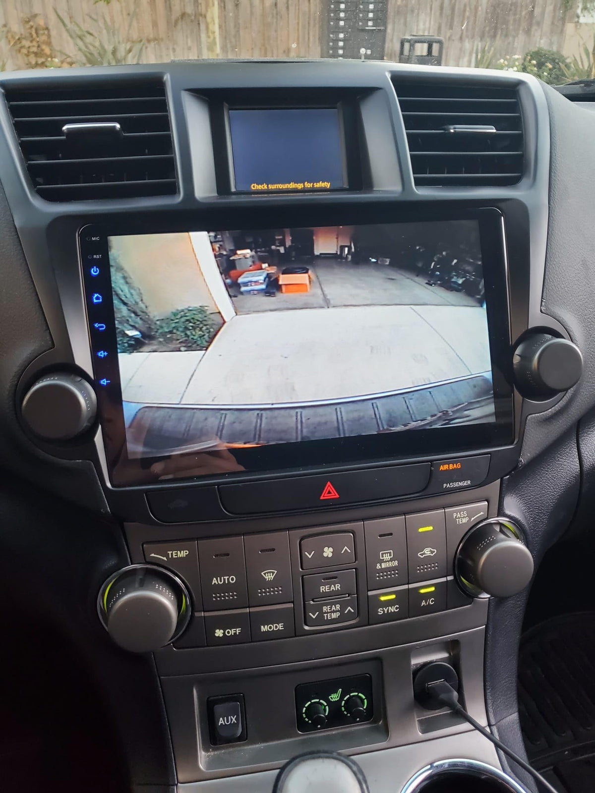 SYGAV backup camera switch demo highlights seamless screen switching.
