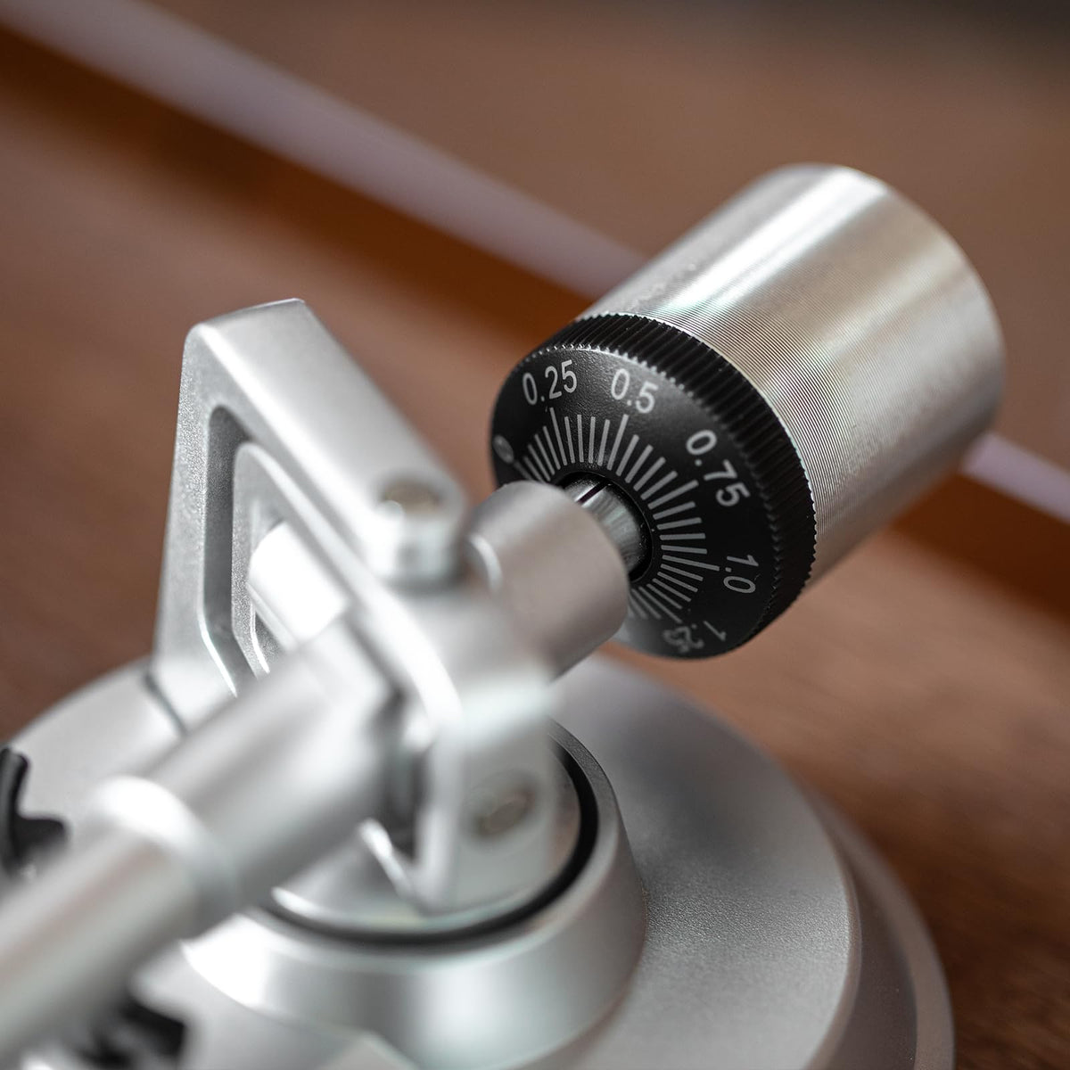 Syitren KORUS illuminated logo and silver tonearm add visual elegance.