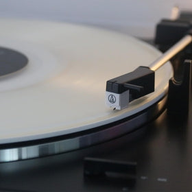 TAKMORK slipmat anti-static coating reduces static and pops during playback.