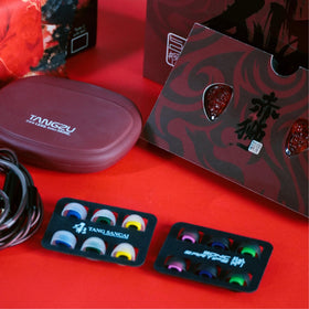 Green silicone organizer included with Wan'er S.G II Red Lion for tidy storage