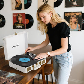 Tanlanin belt-driven turntable minimizes skips and vibration.