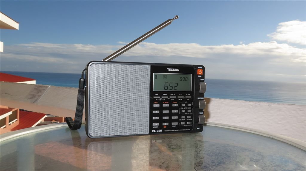 TECSUN PL880 display backlight enables easy tuning in low light.